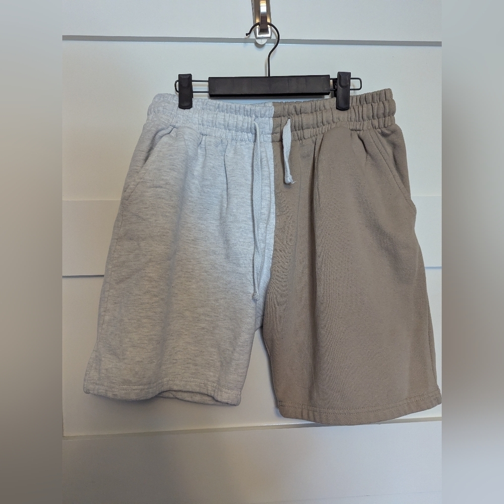 Two Tone color block fleece shorts. Fleece Factory size Juniors XL.